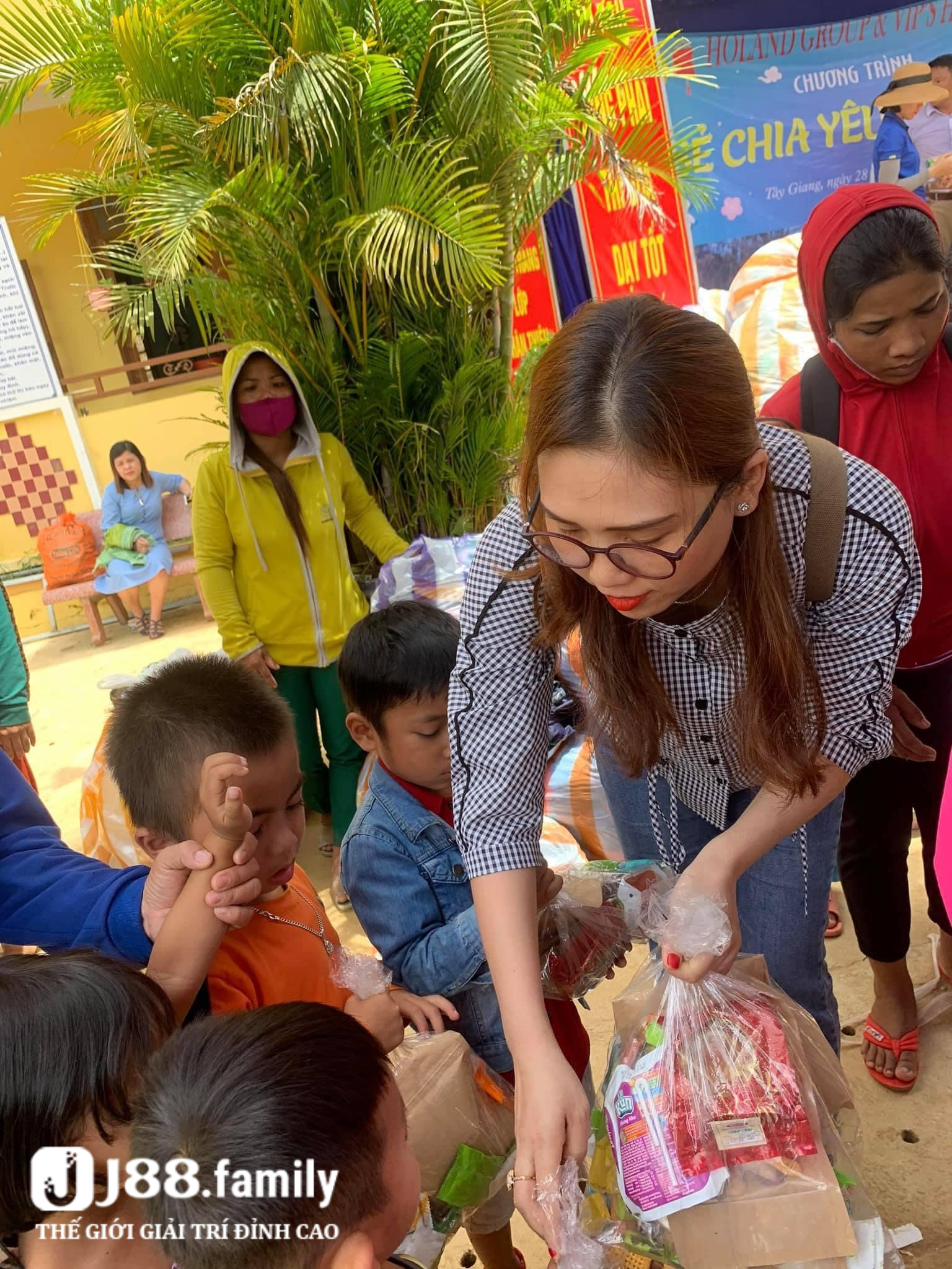 Những việc làm thiết thực của CEO Thích Hoa Hồng